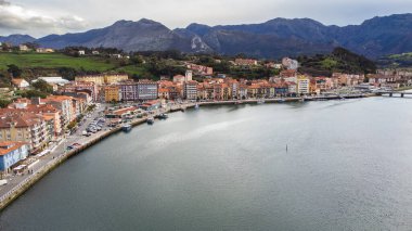 Ribadesella kasabasının, gezinti güvertesinin, Sella Nehri 'nin ve etrafındaki dağların havadan görünüşü. Ribadesella, Asturias, İspanya.