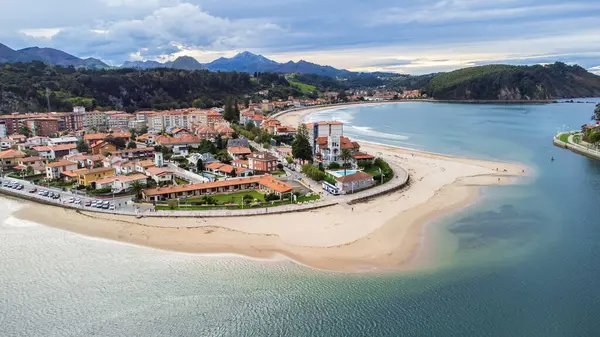 Stock image Aerial view of the town of Ribadesella, Sella River estuary, sandy river beaches, and mountain range in the distance. Ribadesella, Asturias, Spain.