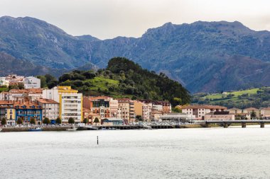 Sella Nehri manzarası, Ribadesella şehri gezinti alanı ve bulutlu bir günde etrafındaki dağlar. Ribadesella, Asturias, İspanya.