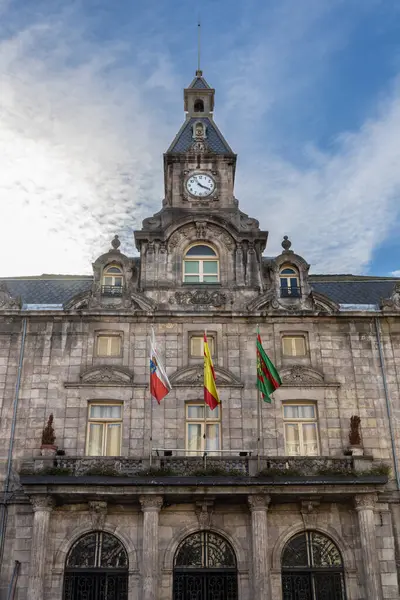 Torrelavega Belediye Binası (Ayuntamiento de Torrelavega), üç katlı bir Ashlar blok. Torrelavega, Cantabria, İspanya.