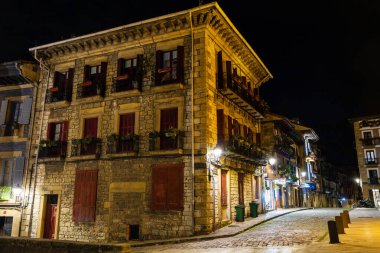 Arma Meydanı (Harma Plaza), eski kentin fenerlerle aydınlatılmış merkezi meydanı. İyi geceler. Hondarribia, Bask Ülkesi, İspanya.