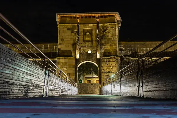 San Nikolas kapısı, eski taş şehir kapısı, ortaçağ tahkimatlarının bir parçası. İyi geceler. Hondarribia, Bask Ülkesi, İspanya.