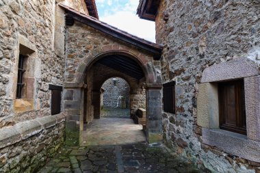Santa Maria Kilisesi 'nin bir parçası, 17. yüzyılda inşa edilmiş bir barok anıt. Barcena Belediye Başkanı, Cantabria, İspanya.