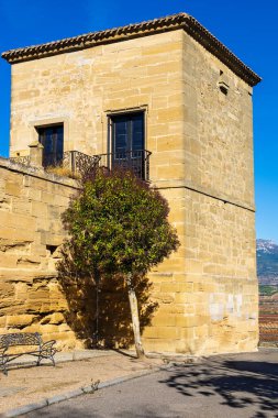 Ortaçağ Saenz de Cenzano Kulesi (Torre De Los Saenz De Cenzano), başlangıçta kül taşından inşa edilen şehir duvarının bir parçasıdır. Briones, La Rioja, İspanya.