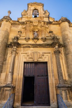 San Juan Hermitage 'ın ön cephesi ya da sütunlarla çerçevelenmiş ortaçağ kilisesi. Briones, La Rioja, İspanya.