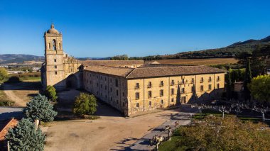 Santa Maria la Real de Irache mimari kompleksinin hava manzarası, İspanya 'nın Navarre kentindeki Ayegui kasabasında bulunan eski Benedikt manastırı..