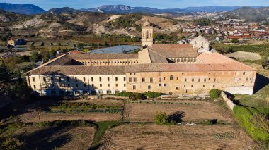Santa Maria la Real de Irache mimari kompleksinin hava manzarası, İspanya 'nın Navarre kentindeki Ayegui kasabasında bulunan eski Benedikt manastırı..
