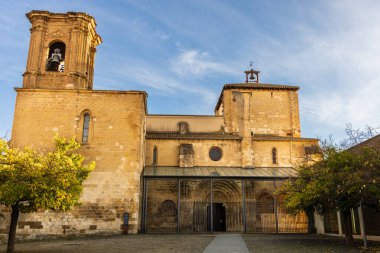 San Miguel Kilisesi 'nin başında barok kulesi ve körfezin dibinde ortaçağ taş kulesi var. Estella, Navarra, İspanya.