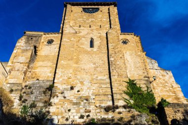 Aziz Mikail Kilisesi 'nin (Iglesia de San Miguel) 12. yüzyıldan kalma kayalık bir yamaç olan La Mota' nın tepesinde yer alan görkemli dış görünüşü. Estella, Navarra, İspanya.