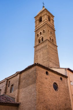 Aziz Mary Magdalene Kilisesi 'nin (Iglesia de Santa Maria Magdalena) saat kulesinin Mudejar tarzında yakın görüntüsü, kül taşından yapılmıştır. Tarazona, Zaragoza ili, Aragon, İspanya.
