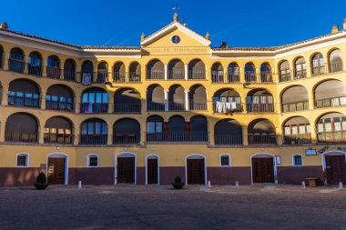 Eski Bullring (Plaza de Toros Vieja), parlak sarı evlerle çevrili bir meydan. Tarazona, Zaragoza ili, Aragon, İspanya.