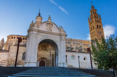 Tarazona Katedrali 'nin (Katedral de Nuestra Senora de la Huerta de Tarazona) kuzey cephesi, Gotik ve Mudjar tarzında giriş ve çan kulesi olan bir Roma Katolik kilisesi. Tarazona, Zaragoza ili, Aragon, İspanya.