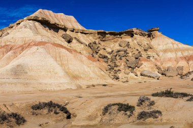 Cabezo de las Cortinillas, ıssız çöllerde suyla ve rüzgarla aşınmış ıssız bir tepe. Bardenas Reales Doğal Parkı, Navarra, İspanya.