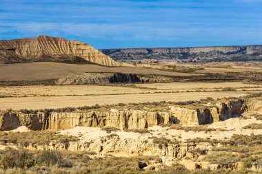 Bardena Blanca 'nın manzarası, kanyonlar, vadiler, masa şeklindeki yaylalar ve ıssız tepeler. Bardenas Reales Doğal Parkı, Navarra, İspanya.