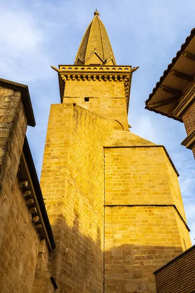 San Pedro Kilisesi 'nin Gotik Kulesi (Iglesia de San Pedro) gökyüzüne karşı, akşam güneşi tarafından aydınlatılır. Olite, Navarre, İspanya.