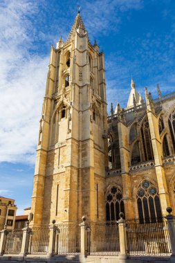 Pulchra Leonina olarak bilinen Leon Katedrali 'nin ikonik saat kulesi gün ışığında mavi gökyüzüne karşı. Leon, Kastilya ve Leon, İspanya.