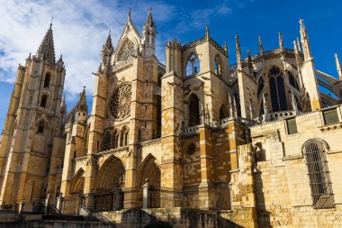 Gotik mimari ve ortaçağ tasarımının bir başyapıtı olan Aziz Mary 'ye adanmış Leon Katedrali' nin (Pulchra Leonina) panoramik bir görüntüsü. Leon, Kastilya ve Leon, İspanya.