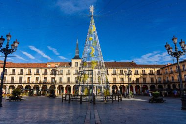 Plaza Mayor, şehrin ana meydanı, Noel için sembolik bir ağaçla süslenmiş. Leon, Kastilya ve Leon, İspanya.