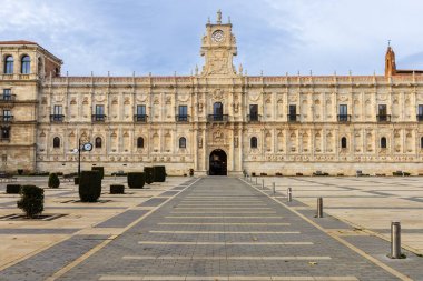 San Marcos Manastırı (Convento de San Marcos), Plateresk mimarisinden bir inci, iki katlı bir turist parador. Leon, Kastilya ve Leon, İspanya.