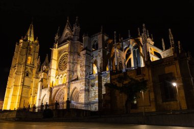 Gotik mimarisi ve cephesi aydınlatılmış ortaçağ Leon Katedrali 'nin muhteşem bir gece manzarası. Leon, Kastilya ve Leon, İspanya.