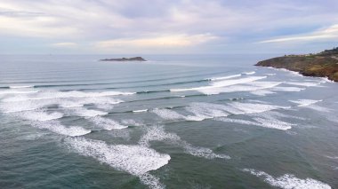 Cantabrian Denizi 'nin Oka Nehri kıyısındaki Mundaka Körfezi' ndeki hava manzarası. Bulutlu, bulutlu bir hava. Biscay, Bask Ülkesi, Kuzey İspanya.