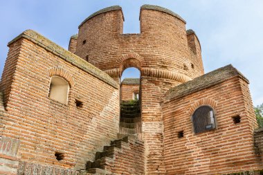 Kırmızı tuğlalardan yapılmış ortaçağ Mota Kalesi siperleri olan köşe kulesinin yakın görüntüsü. Medina del Campo, Valladolid Eyaleti, Kastilya ve Leon, İspanya.