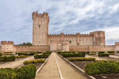 Mota Kalesi 'nin (Castillo de la Mota) genel görünümü, kırmızı tuğlalardan inşa edilmiş güçlü duvarları, kuleleri ve siperleri olan bir ortaçağ kalesidir. Medina del Campo, Kastilya ve Leon, İspanya.
