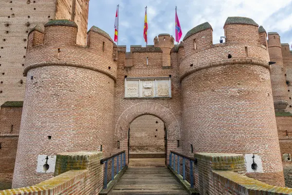 15. yüzyıldan kalma bir ortaçağ kalesi olan Mota Kalesi 'nin giriş kapıları kırmızı tuğlalardan yapılmış devasa kulelerle çevrili. Medina del Campo, Kastilya ve Leon, İspanya.