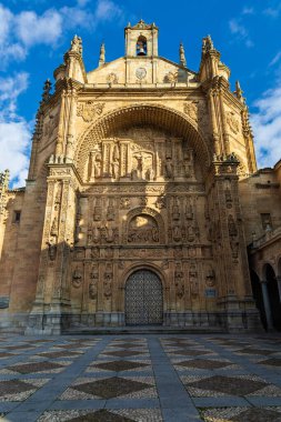 San Esteban Manastırı 'nın ön cephesinde, kilisenin kapısı ve girişi, Plateresk tarzında devasa, sembolik olarak dekore edilmiş bir sunak. Salamanca, Kastilya ve Leon, İspanya.