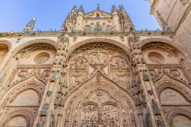 Yeni Katedral 'in Plateresk batı cephesi (Bakire Meryem' in Varsayımı Katedrali), devasa ve sembolik olarak dekore edilmiş bir başyapıttır. Salamanca, Kastilya ve Leon, İspanya.
