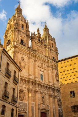 Clerecia 'nın, Kutsal Ruh Kraliyet Koleji' nin, Salamanca Papalık Üniversitesi 'nin merkez binasının önünde etkileyici bir üç vücutlu görünüme sahip. Salamanca, Kastilya ve Leon, İspanya.