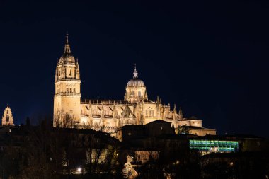 Salamanca 'nın tarihi merkezi ve Yeni Katedral' in gece manzarası geç dönem Gotik, Plateresk ve Barok stillerini karıştırıyor. Salamanca, Kastilya ve Leon, İspanya.