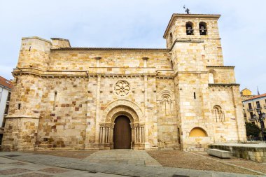 San Juan Bautista Kilisesi 'nin (Iglesia de San Juan de Puerta Nueva) güney cephesi. Zamora, Kastilya ve Leon, İspanya.