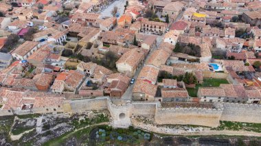 Ortaçağ kasabası Uruena 'nın kale duvarı, şehir kapıları ve evlerinin yakın görüntüsü. Valladolid Eyaleti, Kastilya ve Leon, İspanya.