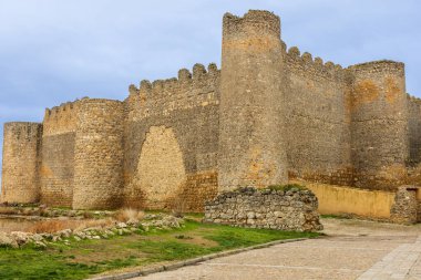 Kuleler ve duvarlar dahil eski bir ortaçağ şatosunun kalıntıları. Uruena, Valladolid Eyaleti, Kastilya ve Leon, İspanya.