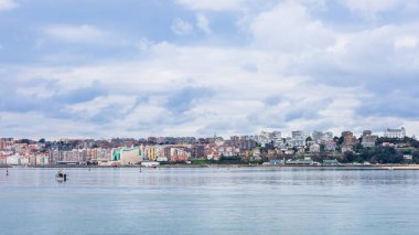 Şehrin sularından ve Santander Körfezi 'nden uzak bir manzara. Santander, Cantabria, İspanya.