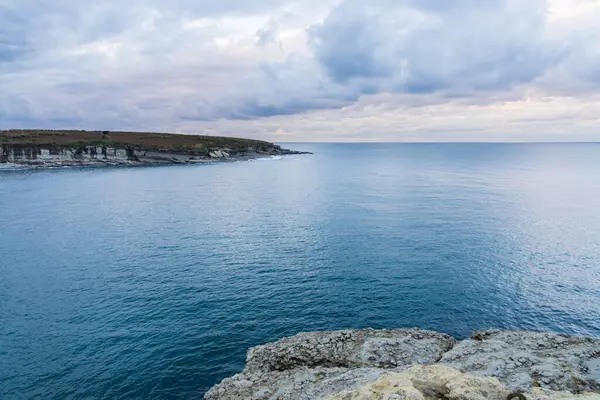 Sakin, uçsuz bucaksız Atlantik Okyanusu, Santa Marina Adası, Cantabria 'nın en büyüğü ve günbatımı bulutları. Los Tranquilos bakış açısı, Ribamontan al Mar, Cantabria, İspanya.