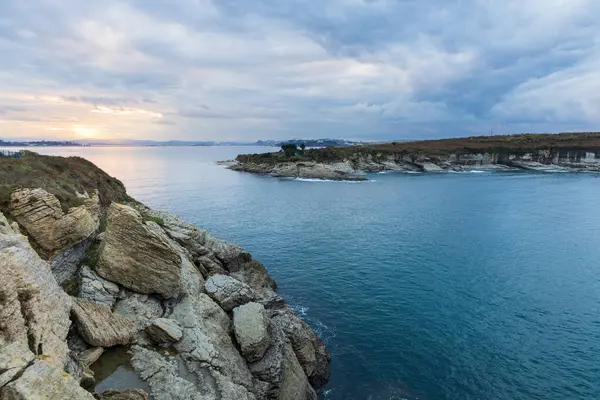 Sakin Atlantik Okyanusu, Santa Marina Adası, körfez, Santander ve gün batımında batan güneş. Los Tranquilos bakış açısı, Ribamontan al Mar, Cantabria, İspanya.