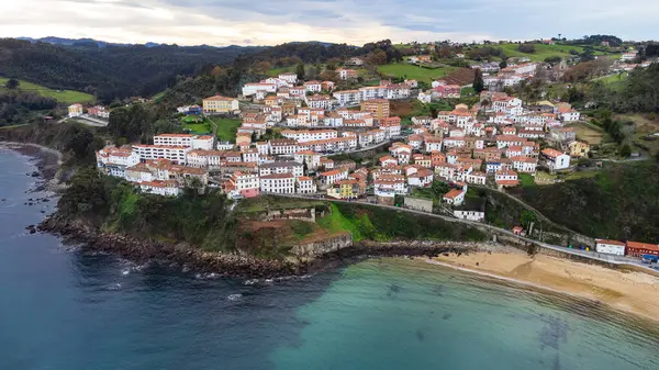 Beyaz evleri ve kırmızı kiremitli çatıları olan eski bir kasaba olan Llastres 'in okyanus tarafından yapılan hava manzarası İspanya' nın en güzel köylerinden biri olarak kabul ediliyor. Asturias 'ın doğu kıyısı, Kuzey İspanya.