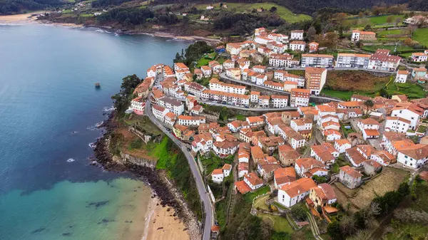 Okyanus manzarası ve Llastres, İspanya 'nın en güzel köylerinden biri olarak kabul edilen beyaz evleri ve kırmızı kiremitli çatıları olan eski bir kasaba. Asturias 'ın doğu kıyısı, Kuzey İspanya.