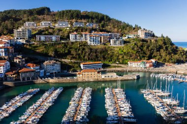 Mutriku Marina, doğal bir körfez ve liman. Denizci köyünün göbeğindeki tarihi limanda demirli ve tekneli. Mutriku, Bask Ülkesi, İspanya.