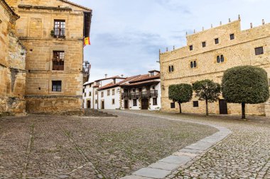Plaza de las Arenas Meydanı ve Velarde Sarayı. Plateresk motiflerle süslenmiş 16. yüzyılın başlarında yapılmış bir Rönesans binası. Santillana del Mar, Cantabria, İspanya.