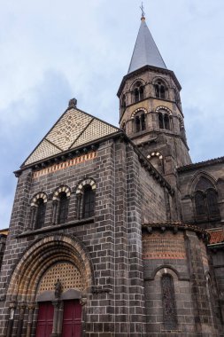 Riom 'daki Saint-Amable Bazilikası, Geç Romanesk ve Gotik kiliseleri, bölgesel siyah volkanik taştan inşa edilmiş yüksek sekizgen çan kulesiyle. Riom, Puy-de-Dome, Auvergne-Rhone-Alpes, Fransa.