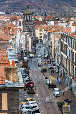 Rue de l 'Horloge' un havadan görünüşü, volkanik taş evleri ve Notre-Dame-du-Marthuret kilisesi olan tarihi cadde. Riom, Puy-de-Dome, Auvergne-Rhone-Alpes, Fransa.