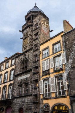 Riom ya da Saat Kulesi 'nin çan kulesi, Gotik ve Rönesans sekizgen kulesi saat yüzlü, koyu volkanik taştan yapılmış. Riom, Puy-de-Dome, Auvergne-Rhone-Alpes, Fransa.