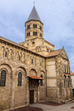 Notre-Dame du Port Bazilikası 'nın güney girişi. Pembe arkose taşından yapılmış. Clermont-Ferrand, Puy-de-Dome, Auvergne-Rhone-Alpes, Fransa.