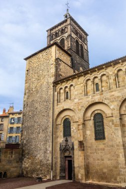 Notre-Dame du Port Bazilikası 'nın güney kapısı ve kulesi, pembe arkolar üzerine inşa edilmiştir. Clermont-Ferrand, Puy-de-Dome, Auvergne-Rhone-Alpes, Fransa.