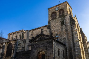 Saint-Genes Kilisesi, 12. yüzyıl kolej kilisesi Romanesk ve Gotik mimari stilleri harmanlıyor. Hırsızlar, Puy-de-Dome, Fransa.