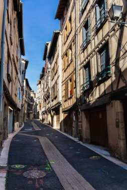 Tarihi şehir merkezinde yarı keresteli köşkleri olan eski bir cadde. Hırsızlar, Puy-de-Dome, Fransa.