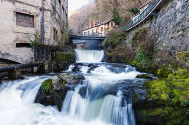 Durolle Nehri 'ndeki şelale terk edilmiş fabrikalar vadisinden akıyor. Hırsızlar, Puy-de-Dome, Fransa.